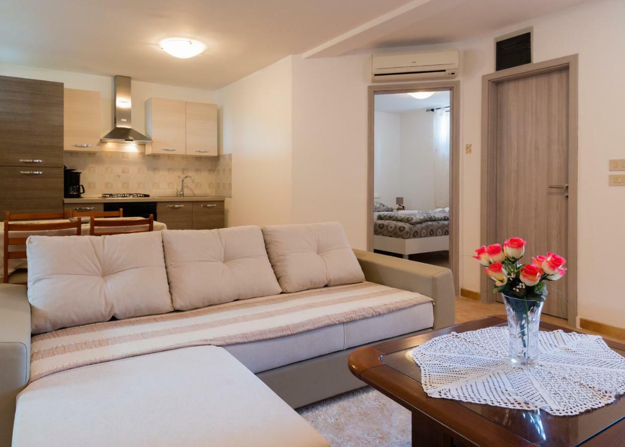 Apartments Alma Цървени Връх Екстериор снимка
