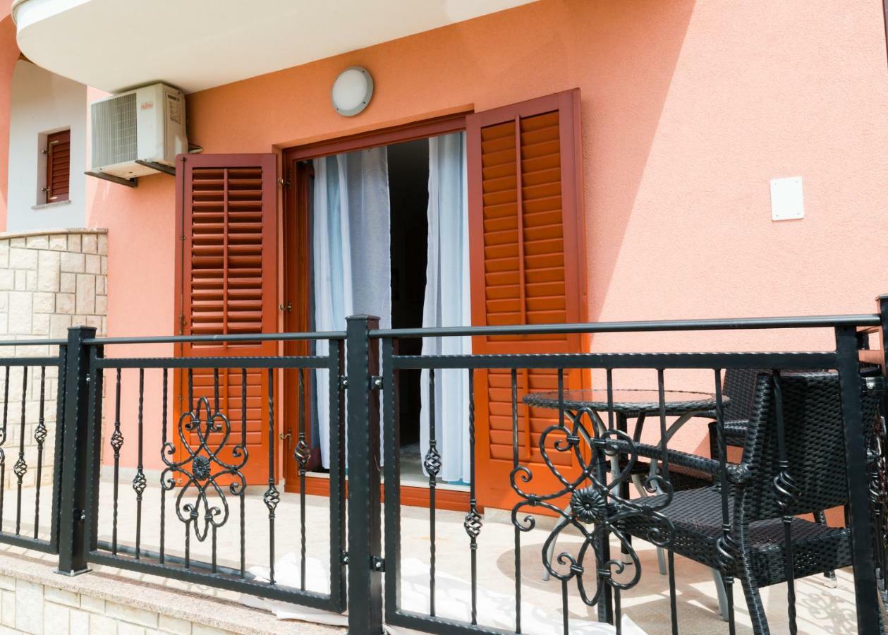 Apartments Alma Цървени Връх Екстериор снимка